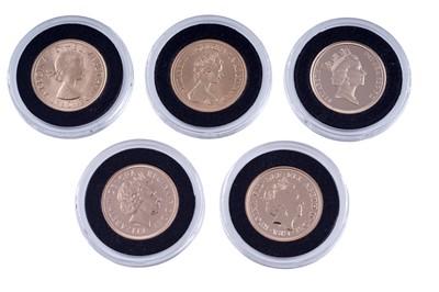 Lot 172 - Hattons of London Queen Elizabeth II five portraits gold sovereign set