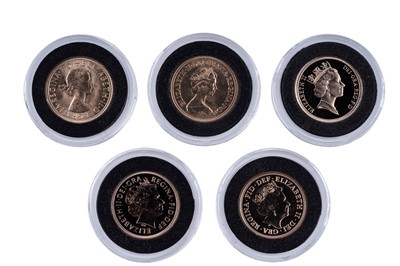 Lot 172 - Hattons of London Queen Elizabeth II five portraits gold sovereign set