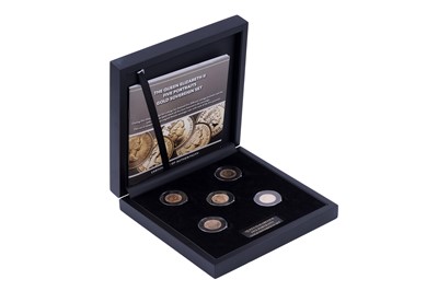 Lot 172 - Hattons of London Queen Elizabeth II five portraits gold sovereign set