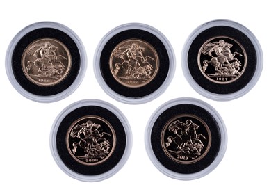 Lot 172 - Hattons of London Queen Elizabeth II five portraits gold sovereign set
