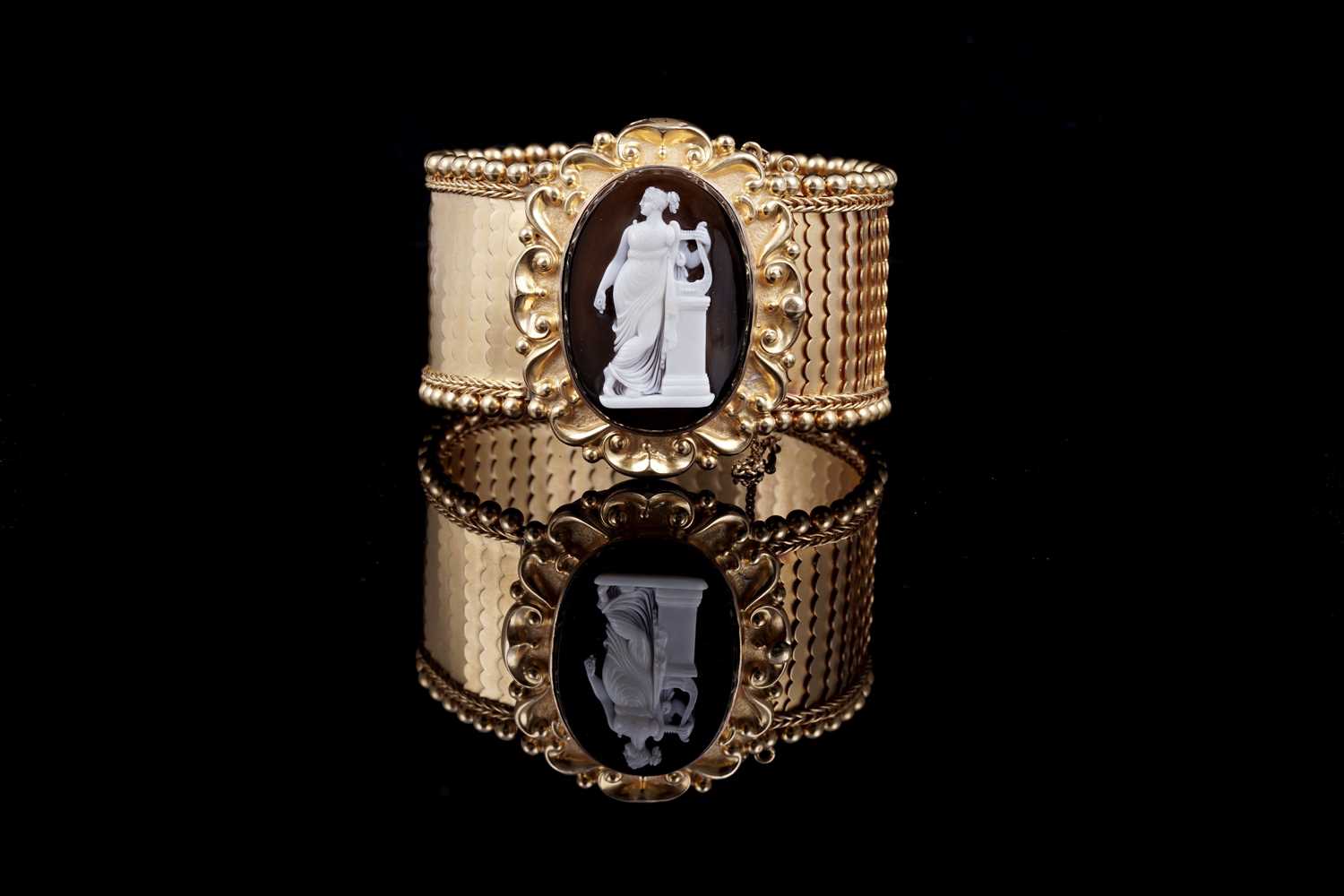 Lot 526 - A fine Victorian hardstone cameo and gold cuff bracelet