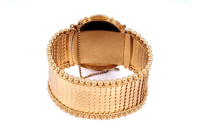 Lot 526 - A fine Victorian hardstone cameo and gold cuff bracelet