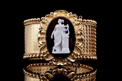 Lot 526 - A fine Victorian hardstone cameo and gold cuff bracelet