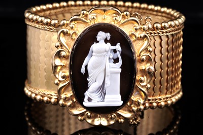 Lot 526 - A fine Victorian hardstone cameo and gold cuff bracelet