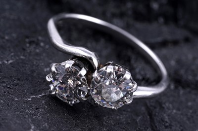 Lot 534 - An early 20th Century two stone diamond ring