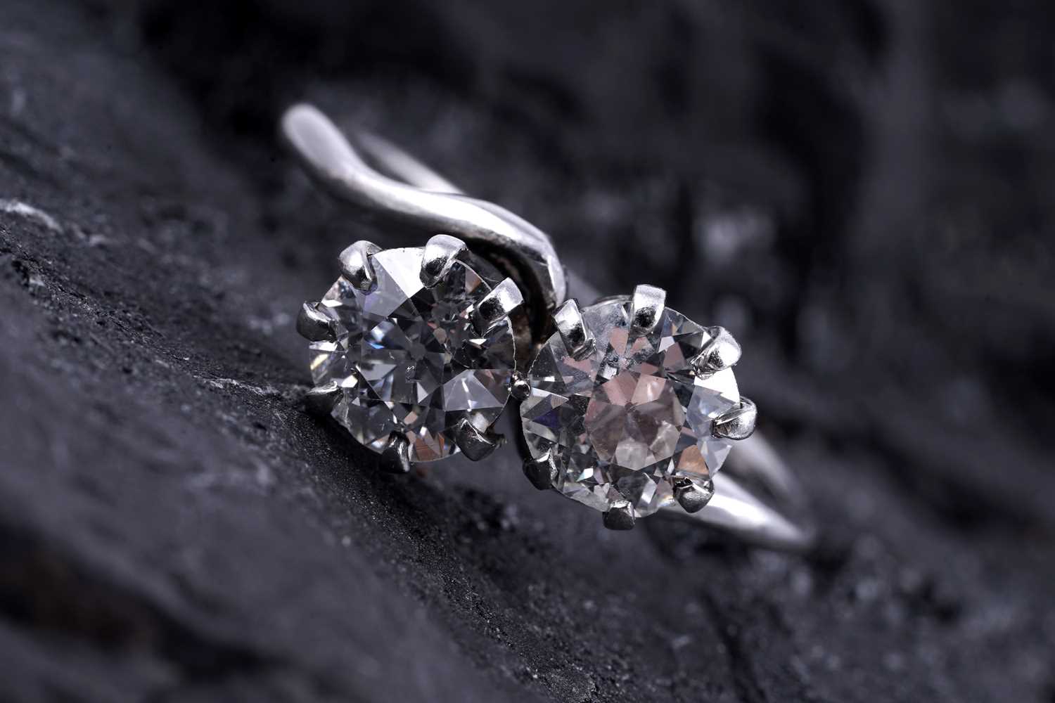 Lot 534 - An early 20th Century two stone diamond ring