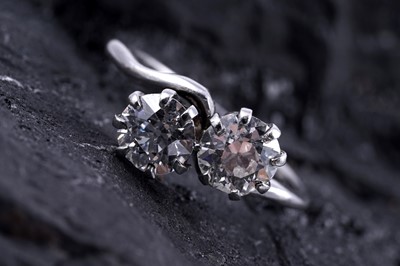 Lot 534 - An early 20th Century two stone diamond ring