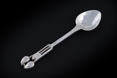 Lot 218 - A George V silver art nouveau teaspoon