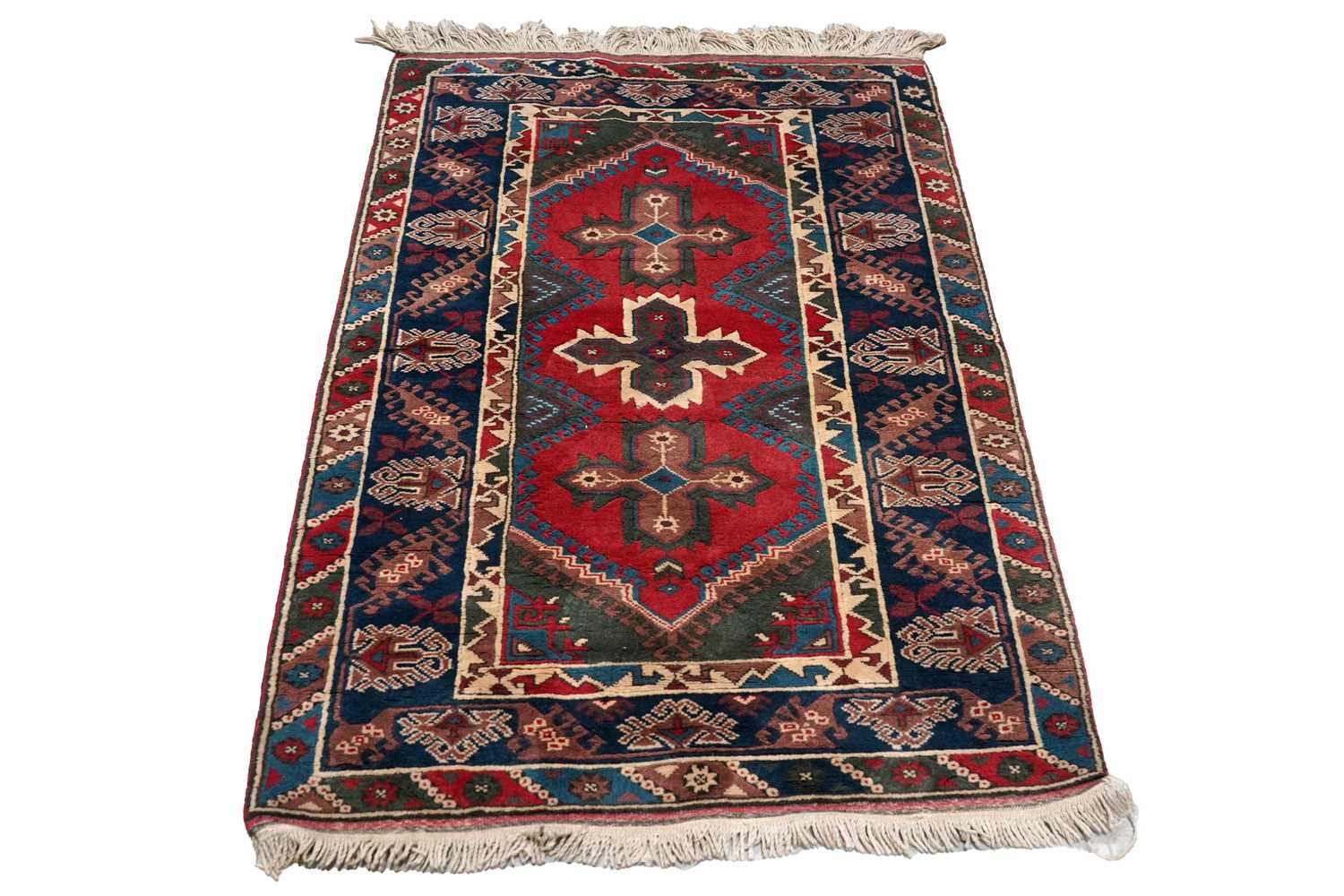 Lot 142 - A 20th Century hand-knotted Turkish woollen rug