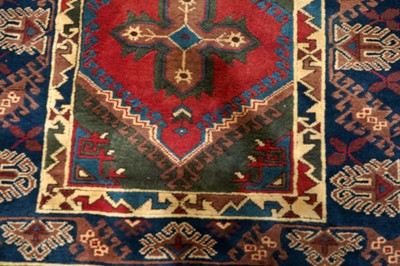 Lot 142 - A 20th Century hand-knotted Turkish woollen rug