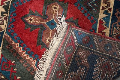 Lot 142 - A 20th Century hand-knotted Turkish woollen rug