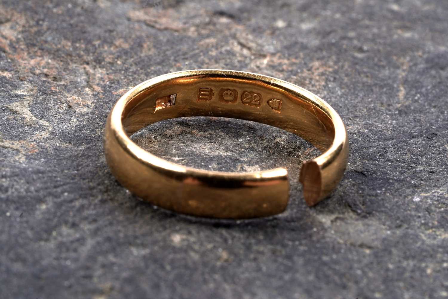 Lot 64 - An Edwardian 22ct gold wedding band | 1907