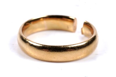 Lot 64 - An Edwardian 22ct gold wedding band | 1907