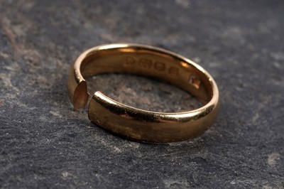 Lot 64 - An Edwardian 22ct gold wedding band | 1907