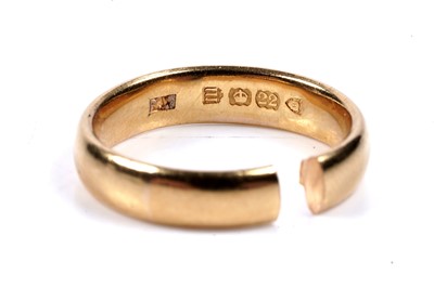 Lot 64 - An Edwardian 22ct gold wedding band | 1907