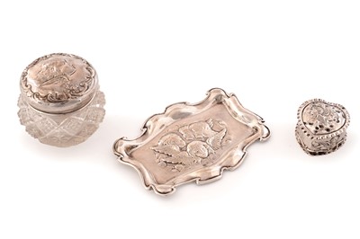 Lot 313 - Three silver pieces with cherub decoration