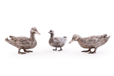 Lot 315 - An Edwardian silver novelty pepperette; and a cast silver duck and matching drake