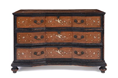 Lot 573 - An 18th Century Italian walnut commode