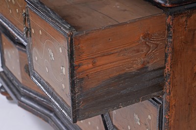 Lot 573 - An 18th Century Italian walnut commode