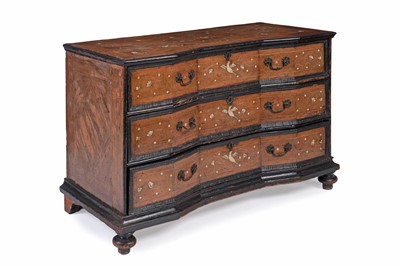 Lot 573 - An 18th Century Italian walnut commode