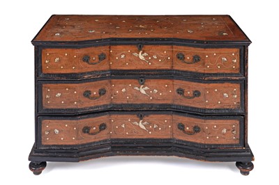 Lot 573 - An 18th Century Italian walnut commode