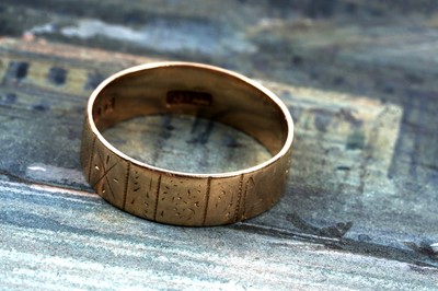 Lot 65 - An 18ct gold wedding band