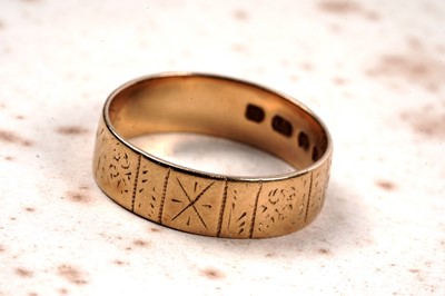 Lot 65 - An 18ct gold wedding band