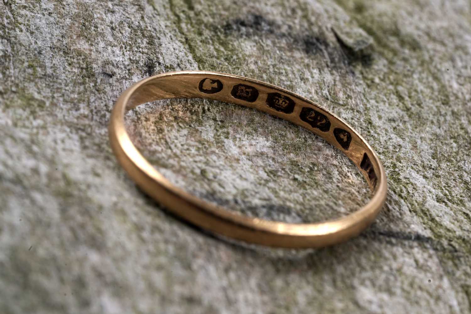 Lot 66 - A Victorian 22ct gold wedding band | 1852