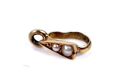 Lot 70 - An Edwardian seed pearl openwork brooch