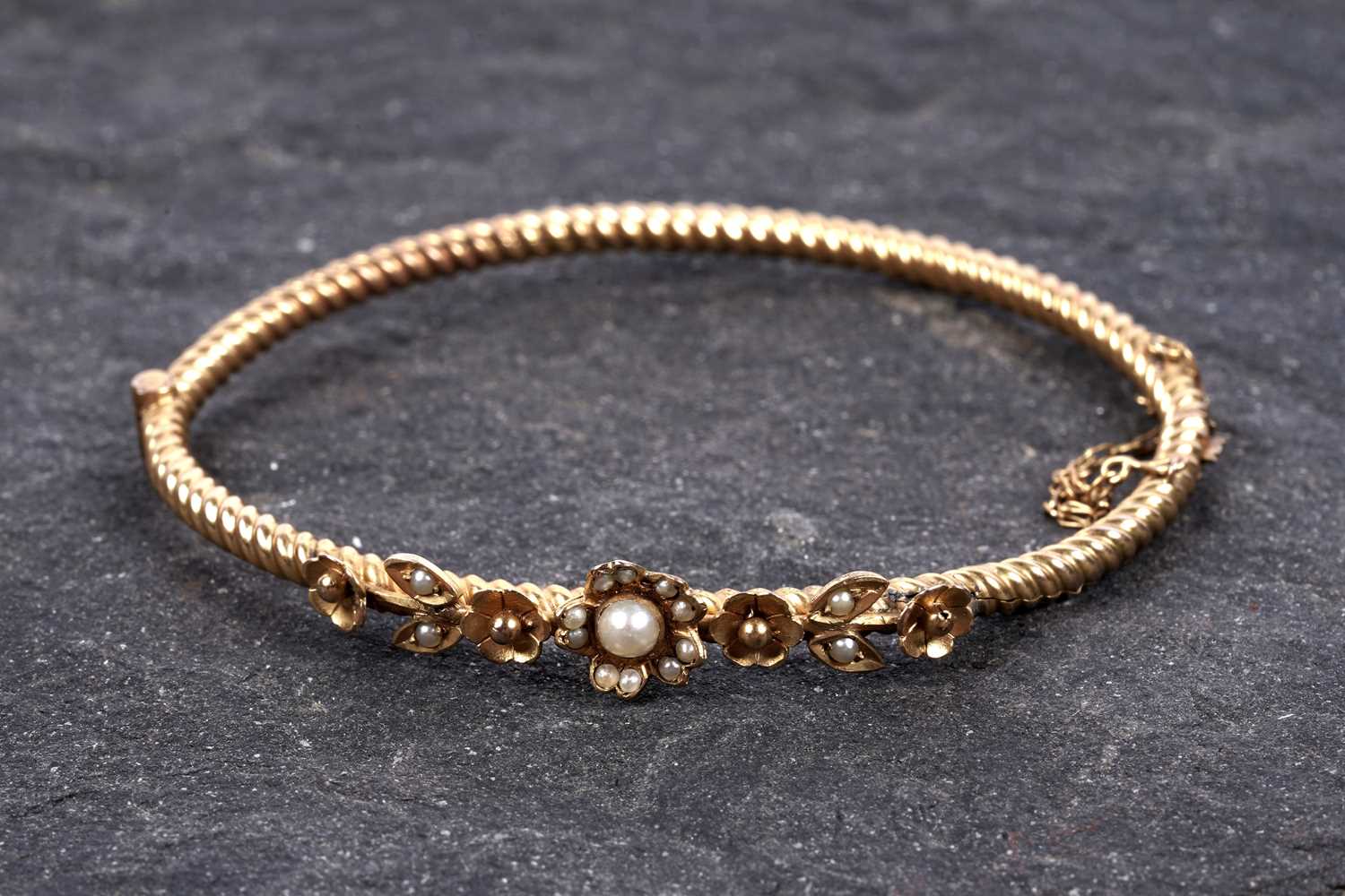 Lot 71 - An early 20th Century seed-pearl hinged bangle