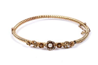 Lot 71 - An early 20th Century seed-pearl hinged bangle