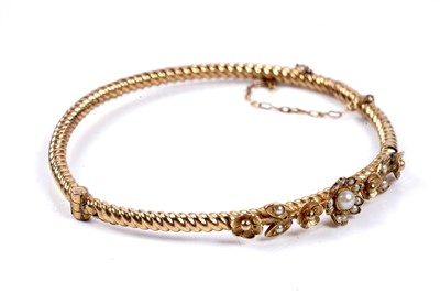 Lot 71 - An early 20th Century seed-pearl hinged bangle