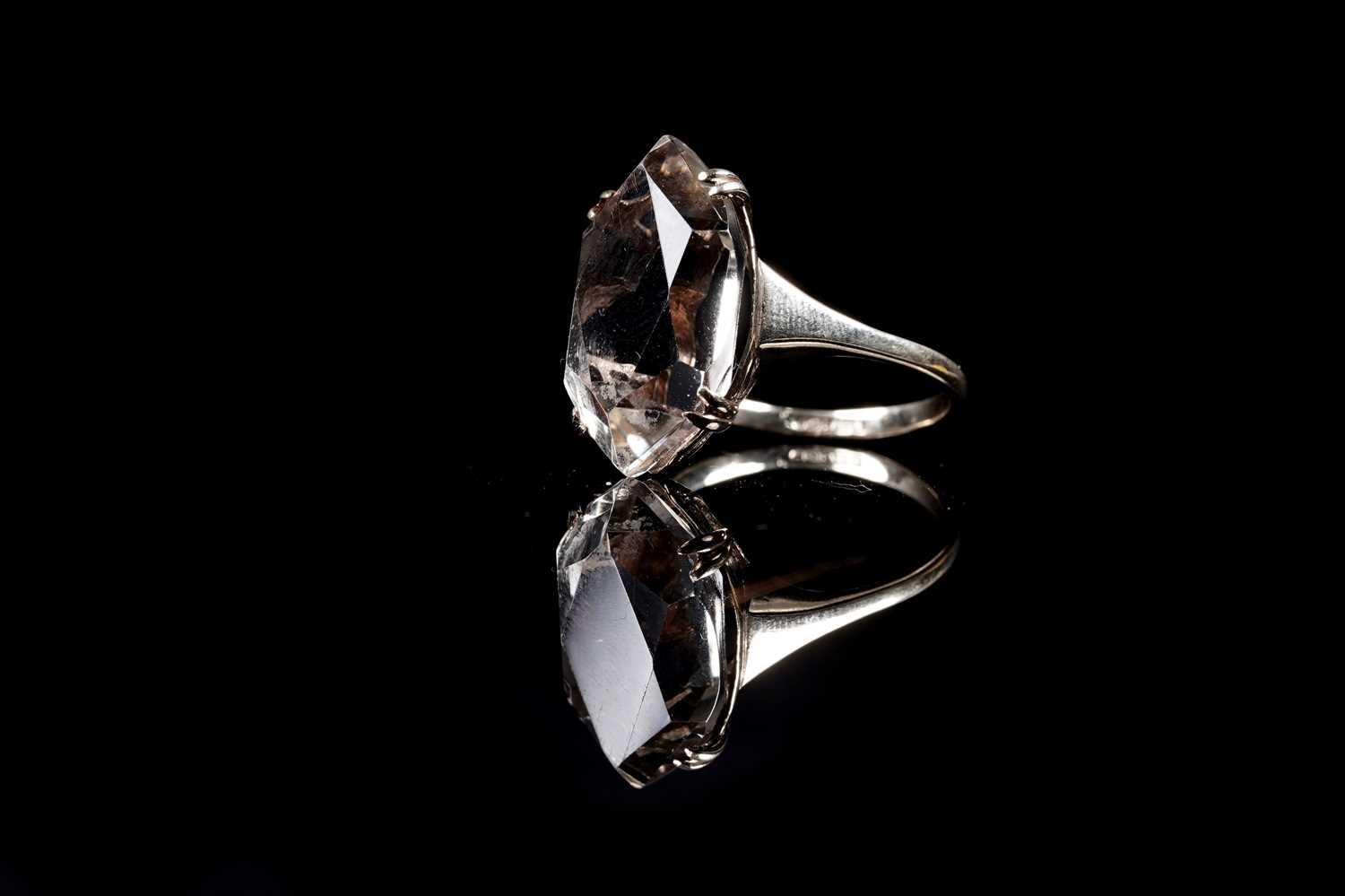 Lot 33 - An early 20th Century Art Deco citrine dress ring