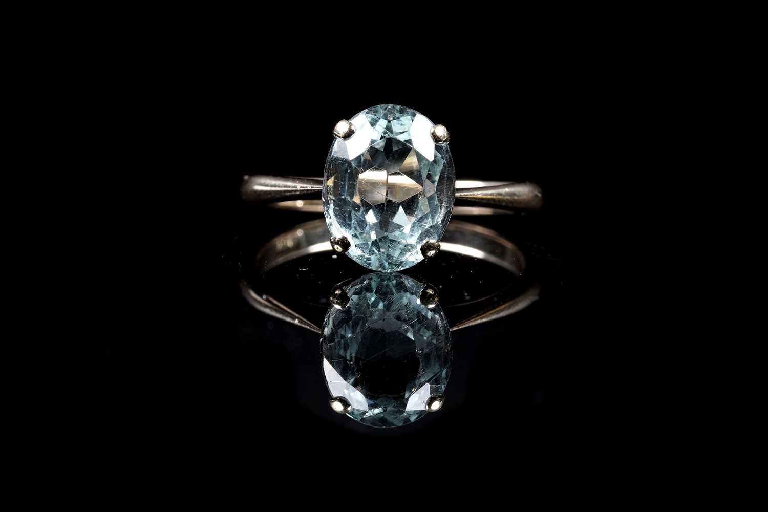 Lot 34 - An early 20th Century aquamarine ring