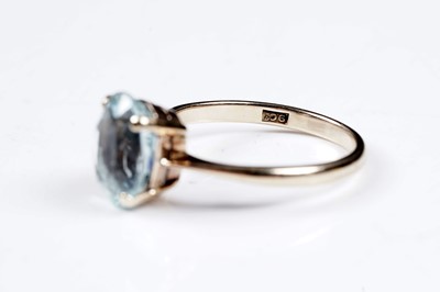 Lot 34 - An early 20th Century aquamarine ring
