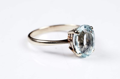 Lot 34 - An early 20th Century aquamarine ring