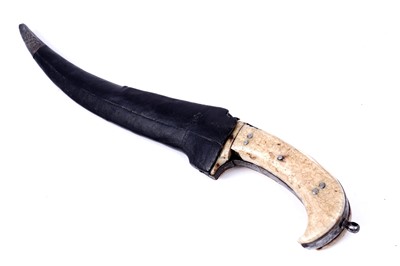 Lot 233 - A 19th Century Persian pesh-kabz dagger
