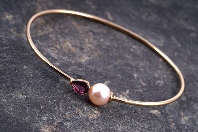 Lot 540 - Tous: a garnet and cultured pearl bangle
