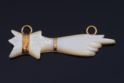 Lot 402 - A modern mother of pearl manicule pendant