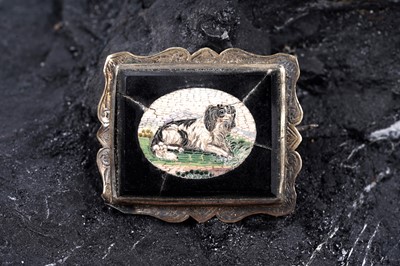 Lot 398 - A 19th Century Grand Tour micromosaic brooch