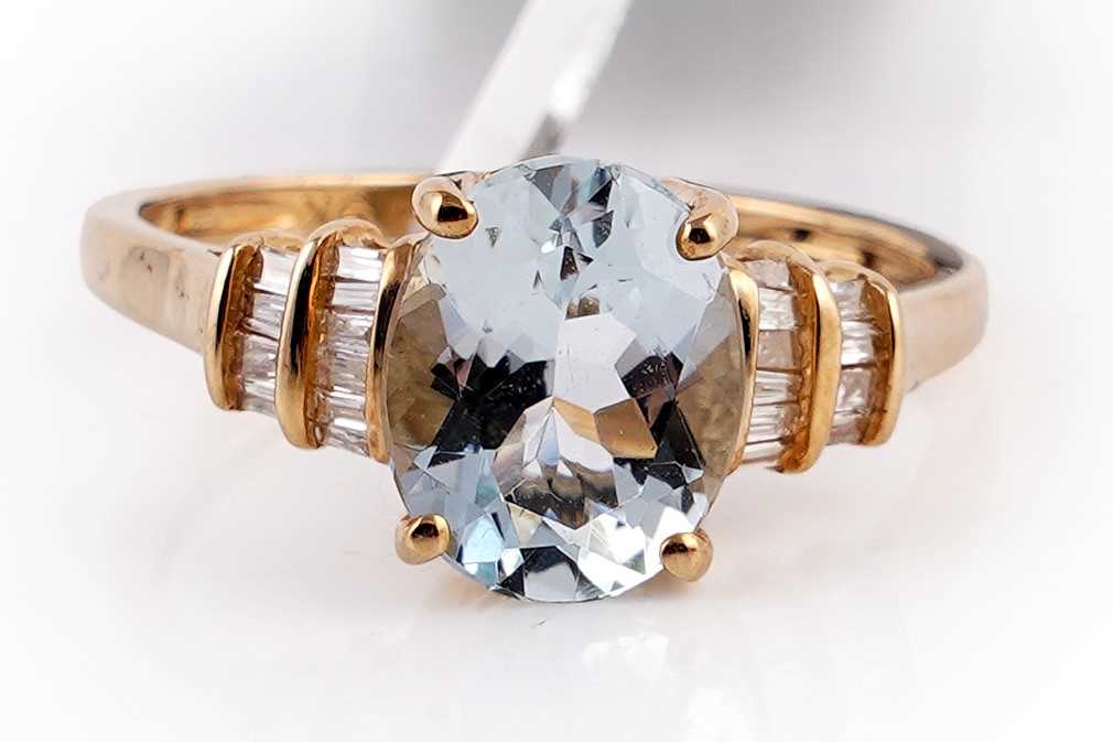 Lot 22 - A modern Espirito Santo aquamarine and diamond ring