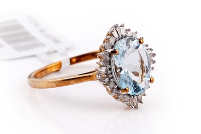 Lot 423 - A contemporary aquamarine and diamond ring