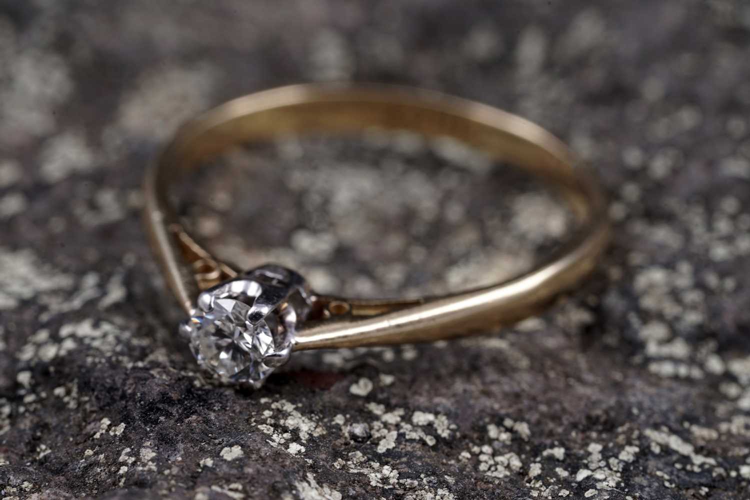 Lot 8 - A 20th Century single stone diamond ring