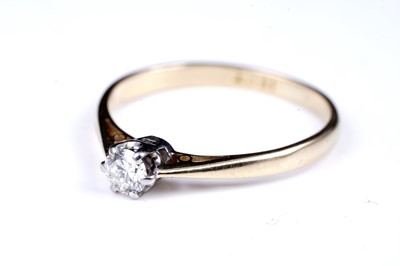 Lot 8 - A 20th Century single stone diamond ring