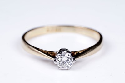 Lot 8 - A 20th Century single stone diamond ring