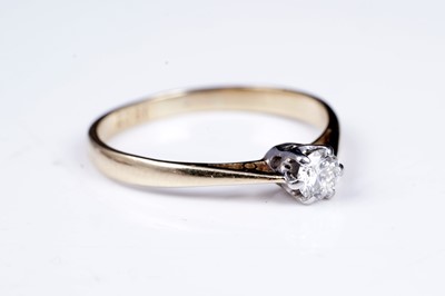 Lot 8 - A 20th Century single stone diamond ring