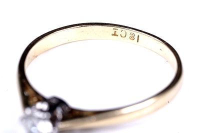 Lot 8 - A 20th Century single stone diamond ring