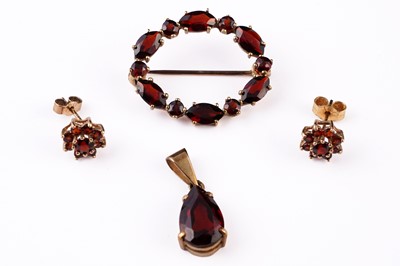 Lot 353 - Garnet set jewellery on 9ct gold