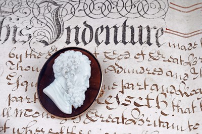 Lot 529 - A 19th Century carved hardstone cameo brooch