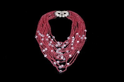 Lot 401 - An early 20th Century glass bead necklace